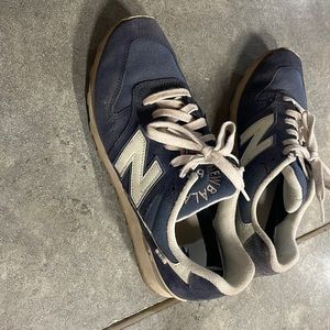 New balance tennis shoes